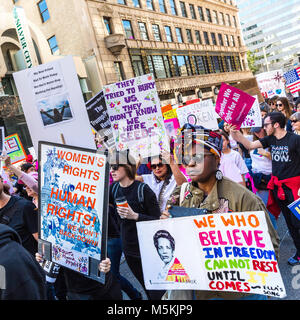 Donna di marzo nel centro cittadino di Los Angeles, 20 Gennaio 2018 Foto Stock