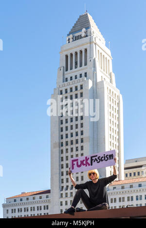 Donna di marzo nel centro cittadino di Los Angeles, 20 Gennaio 2018 Foto Stock