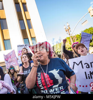 Donna di marzo nel centro cittadino di Los Angeles, 20 Gennaio 2018 Foto Stock