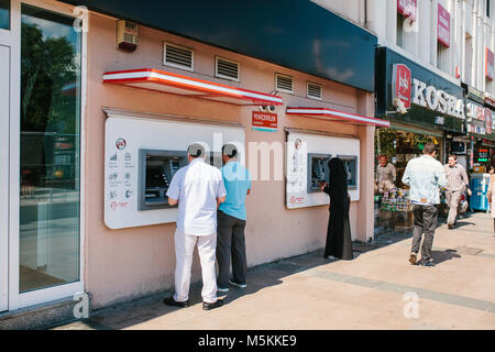 Istanbul, 11 Giugno 2017: i residenti locali prelevare denaro dal bancomat. Lo stile di vita. Finanza Foto Stock