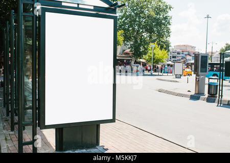 Un vuoto di affissioni per pubblicità esterna a Istanbul nel distretto di Fatih, Turchia. Street pubblicità. Stile di vita Foto Stock