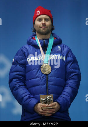 Gran Bretagna's Billy Morgan festeggia con la sua medaglia di bronzo durante gli uomini lo snowboard Big Air finale di premiazione il giorno quindici del PyeongChang 2018 Giochi Olimpici Invernali in Corea del Sud. Foto Stock