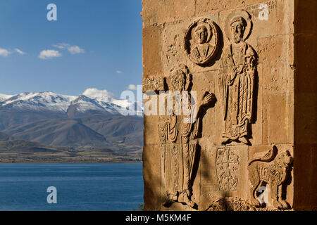 Rilievi sulla parete della antica chiesa armena di Akhtamar sull'isola Akhtamar, lago Van, nella provincia di Van, Turchia Foto Stock