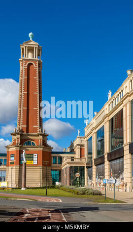 La torre all'entrata di Barton Square al intu Trafford Centre, Manchester, Regno Unito Foto Stock