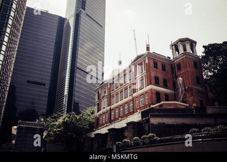 Un vecchio edificio storico vicino la un nuovo alto grattacielo moderno di Hong Kong Foto Stock