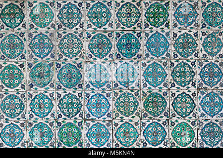Piastrelle sulle pareti del palazzo di Topkapi ad Istanbul in Turchia. Foto Stock