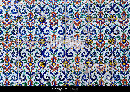 Piastrelle sulle pareti del palazzo di Topkapi ad Istanbul in Turchia. Foto Stock