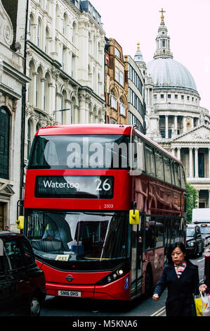 Un London bus passa attraverso Fleet Street a Londra con San Paolo in background Foto Stock