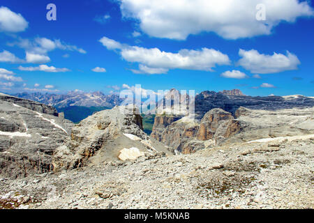 Vista dalla cima del Sass Pordoi, Dolomiti, Italia Foto Stock