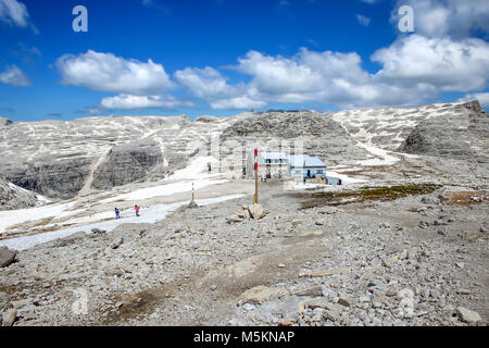 Vista del rifugio, 'rifugio Piz Boè' sul Sass Pordoi trail, Dolomiti, Italia Foto Stock