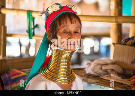 CHIANG RAI, Tailandia - 20 febbraio 2017 - Unidentified lungo collo Karen hill tribe persone. Karen collo lungo i Villaggi in Chiang Rai, Thailandia Foto Stock