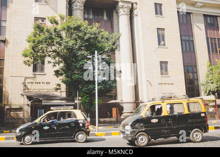 Taxi fuori il centro economico reserve bank building in Mumbai, India Foto Stock