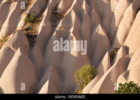 Formazioni di roccia vulcanica guardando come dune di sabbia in Cappadocia, Turchia Foto Stock