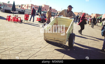 Le persone sono considerate la vendita nei mercati di Marrakech Città Vecchia, Marocco Foto Stock