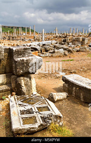 I resti della città romana di Perge, Antalya, Turchia. Foto Stock