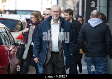 Leader laburista Jeremy Corbyn arriva a Stourbridge, dove ha incontrato con funzionari di polizia da West Midlands polizia. Foto Stock