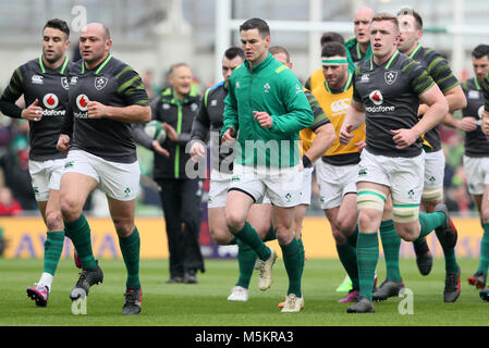 Irlanda (sinistra-destra) Rory Best, Jonathan Sexton, e Dan Leavey riscaldarsi durante la RBS Sei Nazioni corrispondono all'Aviva Stadium di Dublino. Foto Stock