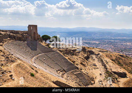 Anfiteatro romano di le rovine della città antica di Pergamo noto anche come il Pergamon, Turchia Foto Stock