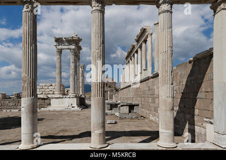 Resti del tempio romano di Traiano nelle rovine della città antica di Pergamo noto anche come il Pergamon, Turchia. Foto Stock