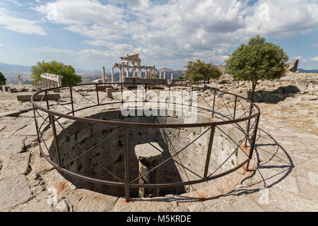 Roman cisterna di acqua nelle rovine della città antica di Pergamo noto anche come il Pergamon, Turchia. Foto Stock