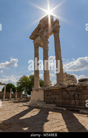 Resti del tempio romano di Traiano nelle rovine della città antica di Pergamo noto anche come il Pergamon, Turchia. Foto Stock