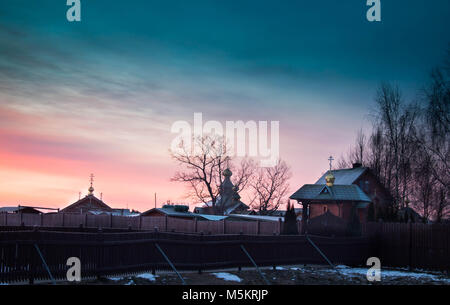 Sunrise contro ortodossi sourenden monastero dai campi congelato, canne e nevoso al di fuori a est della Polonia vicino ai confini Bielarus Foto Stock