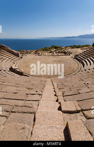 Antico anfiteatro nelle rovine della città antica di Assos, Turchia Foto Stock