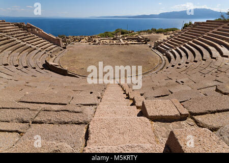 Antico anfiteatro nelle rovine dell'antica città di Assos, Turchia Foto Stock