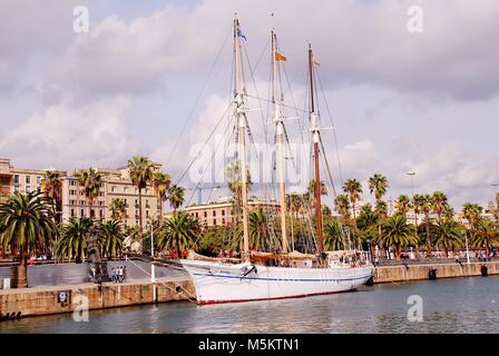 Vintage barca a vela Santa Eulalia ormeggiata nel porto di Port Vell di Barcellona, in Spagna il 2 novembre 2017. Foto Stock