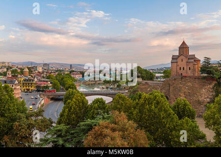 Vista sulla Chiesa di Metekhi e sul Ponte della Pace sul fiume Kura, a Tbilisi, Georgia. Foto Stock