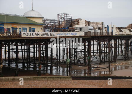 I resti del molo vittoriano a Hastings in East Sussex, Inghilterra dopo un grave incendio il 5 ottobre 2010. Foto Stock