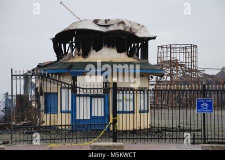 I resti del molo vittoriano a Hastings in East Sussex, Inghilterra dopo un grave incendio il 5 ottobre 2010. Foto Stock