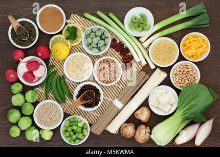 Macrobiotica la dieta alimentare con il giapponese udon e sobu tagliatelle, kuchika tea, tofu, miso e wasabi pasta, legumi, cereali e verdure. Foto Stock