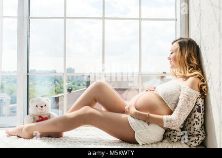 Adulto bella donna incinta. In attesa che il bambino. La gravidanza. Attenzione, la tenerezza, la maternità, parto. Foto Stock