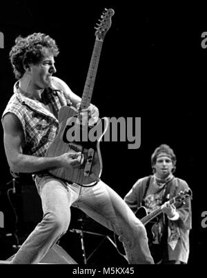 Bruce Springsteen effettuando al Cotton Bowl di Dallas Tx 1985 foto di bill belknap Foto Stock