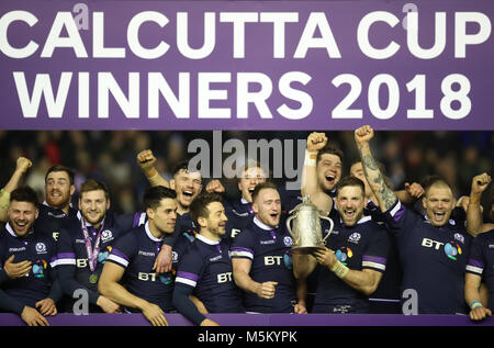 I giocatori scozzesi festeggiano con la Calcutta Cup durante la partita RBS Six Nations a BT Murrayfield, Edimburgo. PREMERE ASSOCIAZIONE foto. Data immagine: Sabato 24 febbraio 2018. Vedi la storia della PA RUGBYU Scozia. Il credito fotografico dovrebbe essere: Jane Barlow/PA Wire. Foto Stock