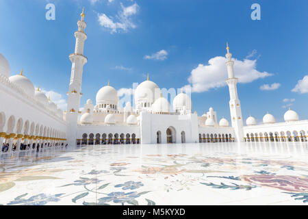 Sheikh Zayed Grande Moschea di Abu Dhabi, negli Emirati Arabi Uniti. Foto Stock