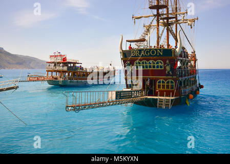 Oludeniz, Turchia - 11 Maggio 2017: una nave pirata in mare aperto durante la giornata di sole sul mare Mediterraneo durante il periodo estivo. Foto di redazione. Foto Stock