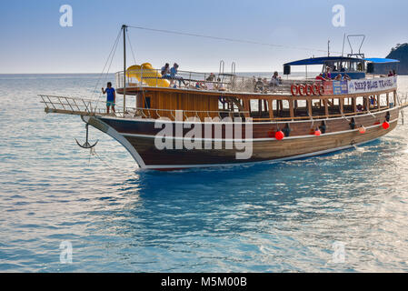 Oludeniz, Turchia - 11 Maggio 2017: una nave pirata in mare aperto durante la giornata di sole sul mare Mediterraneo durante il periodo estivo. Foto di redazione. Foto Stock