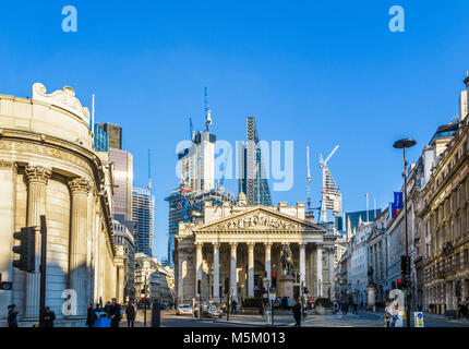 London EC3: 22 Bishopsgate, Cheesegrater e il bisturi salire dietro il Royal Exchange, visto da Cornhill/Threadneedle Street Junction Foto Stock