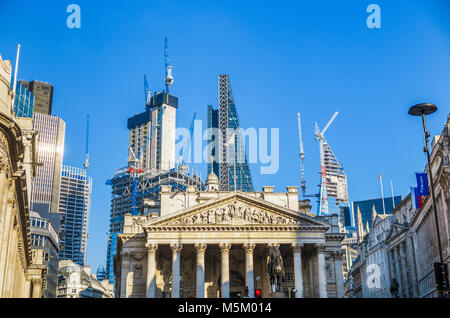 London EC3: 22 Bishopsgate, Cheesegrater e il bisturi salire dietro il Royal Exchange, visto da Cornhill/Threadneedle Street Junction Foto Stock