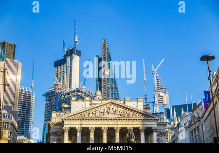 London EC3: 22 Bishopsgate, Cheesegrater e il bisturi salire dietro il Royal Exchange, visto da Cornhill/Threadneedle Street Junction Foto Stock