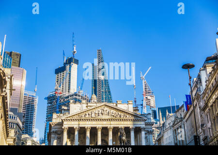 London EC3: 22 Bishopsgate, Cheesegrater e il bisturi salire dietro il Royal Exchange, visto da Cornhill/Threadneedle Street Junction Foto Stock