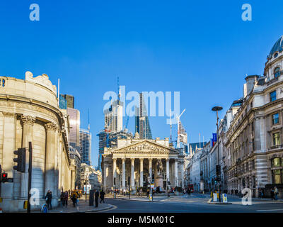 London EC3: 22 Bishopsgate, Cheesegrater e il bisturi salire dietro il Royal Exchange, visto da Cornhill/Threadneedle Street Junction Foto Stock