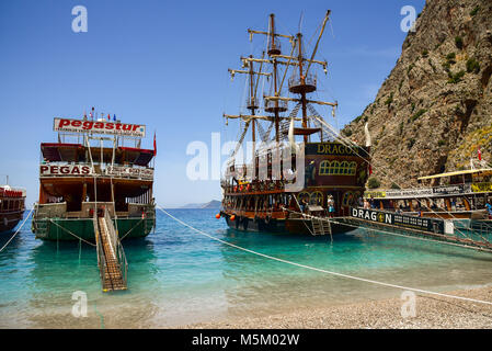 Oludeniz, Turchia - 11 Maggio 2017: le navi a vela per escursioni in mare nella zona del porto, ponti mobili per i turisti per entrare ed uscire dalla barca. Editori Foto Stock