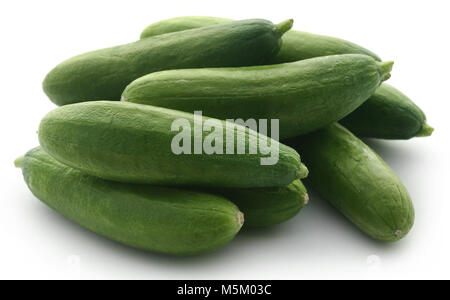 Snack cetriolo su sfondo bianco Foto Stock