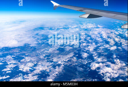 Volare al di sopra delle Alpi Sveve in inverno. Germania Foto Stock