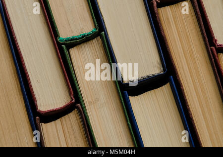 Molti vecchi libri, vista dall'alto, come sfondo. Il concetto di istruzione. Una pila di libri colorati in una libreria o in una stanza Foto Stock