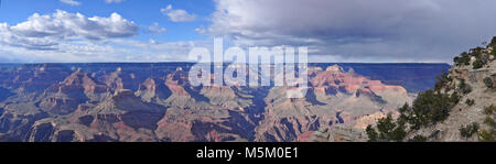 Yavapai Museo di Geologia Grand Canyon . Panorama da Yavapai Musuem. Come è vecchio il canyon? In che modo ha la forma? La espone a Yavapai Museo di geologia (anche noto come l'Yavapai stazione di osservazione) rispondere a queste e ad altre domande di geologia. Visualizza includono modelli tridimensionali, potente fotografie, e mostra che il parco permettono ai visitatori di vedere e comprendere la complessa storia geologica dell'area. Il centro storico Foto Stock