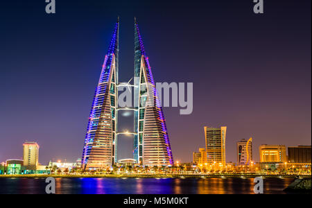 Skyline di Manama dominato dal World Trade Center Building. Bahrain Foto Stock